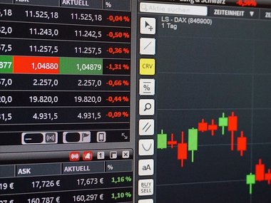 Das Foto zeigt einen Bildausschnitt vom Monitor eines Brokers mit Aktienkursen und Charts.