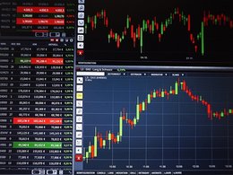 Daytrading: Der Computerbildschirm zeigt einige Börsewerte und Charts.