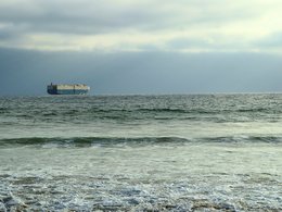 Ein Containerschiff auf dem Meer.