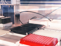 Das Foto zeigt eine Labor-Maschine vom deutschen Impfstoff-Hersteller CureVac AG in Tübingen.