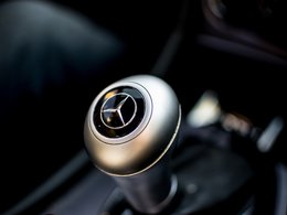 Das Bild zeigt das Mercedes-Logo den Stern auf einem Steuerknüppel.