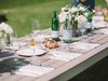 Das Bild zeigt den dekorierten Tisch für eine Gartenparty.