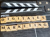 Buchstaben bilden die Worte "Digitales Marketing"