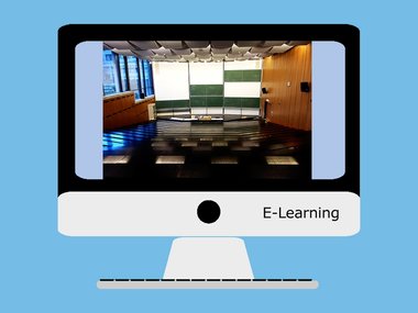 E-Learning: Bick am Monitor in einen Hörsaal per Videostream.