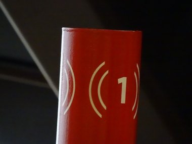 Ein roter Pöler mit der weißen Zahl 1.