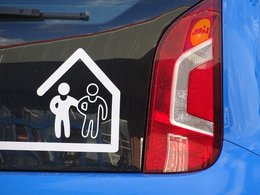 Elternunterhalt: Ein blaues Auto mit einem weißen Pflegedienst-Logo.