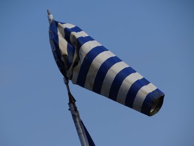 Die blau-weiße Hülle eines Windanzeigers.