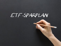 Kreide-Schriftzug "ETF-Sparplan" auf einer schwarzen Tafel.