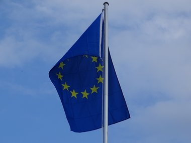 Die Flagge der Europäischen Union hängt nach unten.