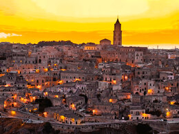  Arbeiten im Ausland - Das Foto zeigt eine wunderschöne italienische Stadt bei Sonnenuntergang.