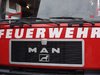 Die Front eines Feuerwehrautos von der Marke MAN.