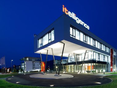 Firmengebäude der Unternehmensberatung itelligence AG in Bielefeld bei Nacht.