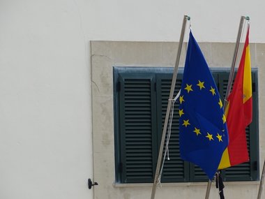 Die europäische und spanische Flagge.