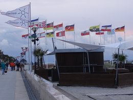 Ein Flaggenmeer von deutschen Bundesländern an der Promenade von Grömitz. 