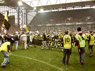 BVB-Fans im BVB-Stadion von Borussia Dortmund nach dem Gewinn der Meisterschaft. 