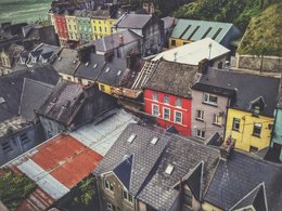 Über den Dächern von farbenfrohen Gebäuden.