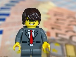 Ein Lego-Männchen im Anzug mit vielen 50 Euro Scheinen symoblisiert das Thema Gehalt.