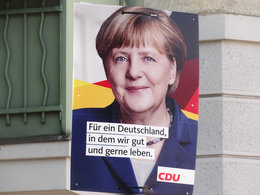 Gehaltsreport Staatschefs 2019: Ein Wahlplakat zur Bundestagswahl 2017 zeigt die Bundeskanzlerin Angela Merkel.