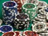 SpielChips Symbolisieren den gehaltspoker bei einer gehaltsverhandlung