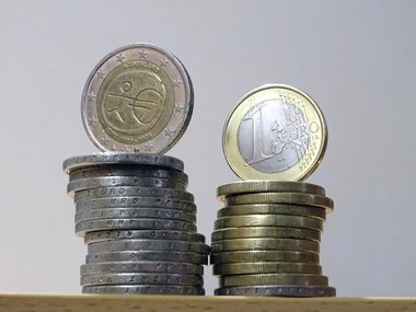 Geld-Stapel mit Euro-Münzen.