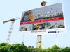 Das Werbeplakat auf einer Baustelle in Berlin wirbt für eine "provisionsfreie Kapitalanlage" in Immobilien.