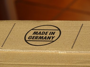 Ein Karton mit der schwarzen Aufschrift: Made in Germany mit einem Kreis eingefasst.