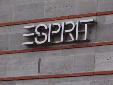 Der Schriftzug von dem Geschäft Esprit an einer Gebäudewand.