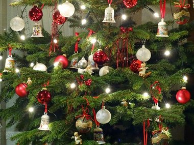 Viele Geschenke beim Wichteln untern dem Weihnachtsbaum.
