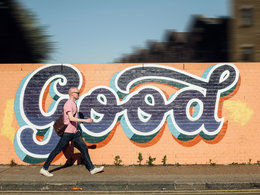 Der ideale Bewerber: Mann geht vor einem Graffiti mit dem Wort "Good" her.