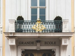 Über der Tür einer französischen Eliteschule steht "Grande Ecole". 