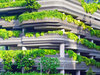 Ein mit grünen Pflanzen bewachsenes Firmengebäude steht für das Thema Nachhaltigkeit und "grünes Marketing".