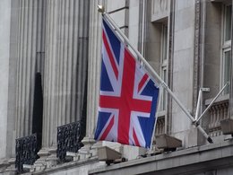 Von einem Gebäude herunter hängende britische Nationalflagge.