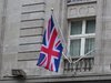 Von einem Gebäude herunter hängende britische Nationalflagge. 
