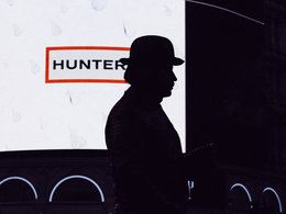 Personalsuche mit Headhunter: Kontur von einem Mann vor hellem Hintergrund auf dem das Wort "Hunter" steht.