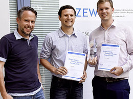 Die Preisträger des Heinz-König-Award für Arbeitsökonomie 2016: Jan Tilly (m). und Nick Frazier (r.) mit ZEW-Forschungsgruppenleiter Andreas Peichl.