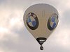 Das Bild zeigt einen kompletten Heißluftballon mit dem Korb darunter und Himmel.