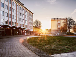 Campus und Gebäude der HHL Leipzig Graduate School of Management im Sonnenlicht