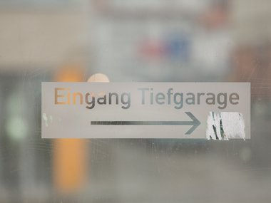Ein Aufkleber als Hinweisschild mit den Worten: Eingang Tiefgarage.