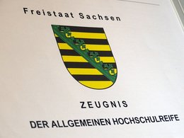Ein Zeugnis des Freistaates Sachsen von der allgemeinen Hochschulreife mit Wappen.