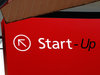 Existenzgründung: Ein rotes Hinweisschild "Start-Up" mit einem Pfeil nach oben.