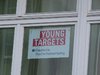 Ein weißes Schild in einem Fenster mit den Worten: young targets - deutsche Hochschulwerbung in rot und blau gestaltet.