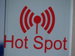 Ein Pfeiler mit der roten Aufschrift: Hot Spot - Der WLAN Zugang ins Internet.