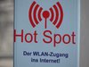 Ein Pfeiler mit der roten Aufschrift: Hot Spot - Der WLAN Zugang ins Internet.