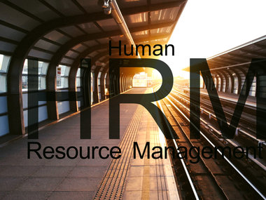 Eine aufgehende Sonne am Horizont eines Bahnsteigs symbolisiert die Veränderungen im Human Resource Management (HRM).