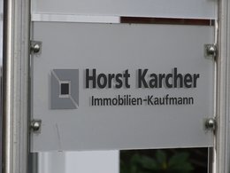 Ein Schild von Horst Karcher, Immobilien-Kaufmann.