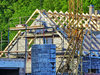 Immobilienfinanzierung: Eine Baustelle von einem Hausdach mit einem Gerüst.