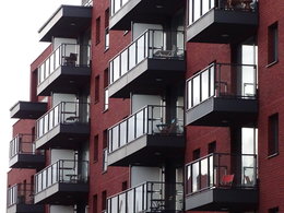Die Balkone neu fertiggestellter Wohnungen symbolisieren das Thema Immobilienfinanzierung.