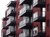 Die Balkone neu fertiggestellter Wohnungen symbolisieren das Thema Immobilienfinanzierung.