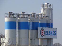 Industriebehälter in weiß mit blauem Streifen von der Firma Elskes.