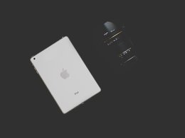 Ein iPad von Apple und ein Objektiv.
